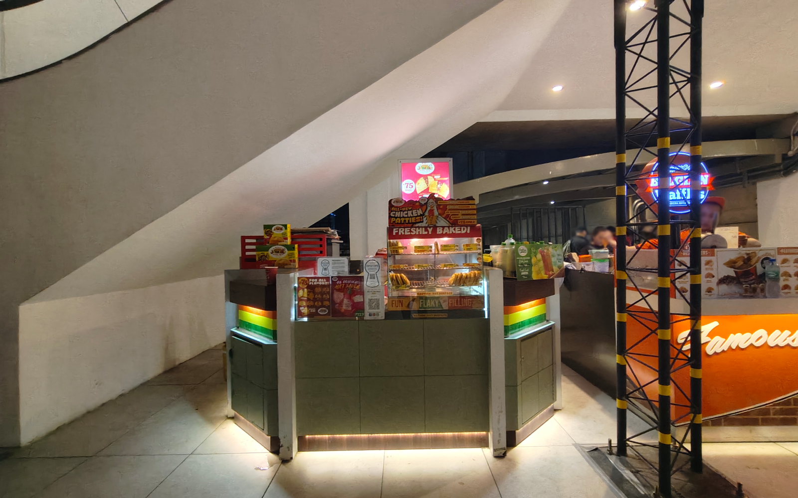DE ORIGINAL JAMAICAN PATTIE SHOP in TriNoma